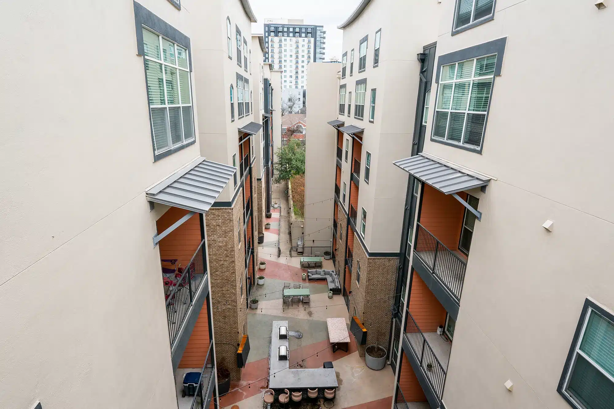 21 Pearl UT Austin ApartmentsBuilding Exterior Courtyard