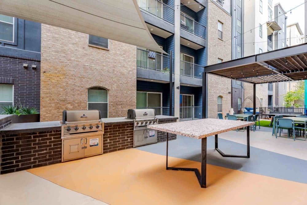 21 Pearl Apartments Near UT Austin Courtyard Grills